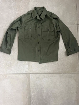 Grön militär jacka  - Hej, säljer denna gröna militärjacka. Perfekt till hösten att ha över din hoodie passar till allt och väldigt skön. Tveka inte att höra av dig vid frågor😊