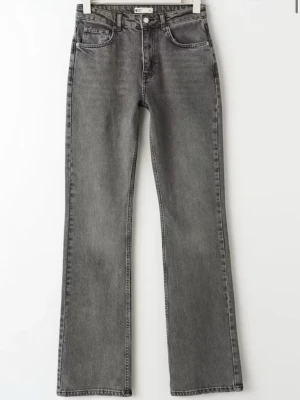 Grå raka jeans med medel hög midja - Säljer ett par grå jeans med rak passform. Jeansen har klassisk femficksdesign och stängs med knapp och dragkedja. Materialet är denim i bomull och färgen är tvättad grå, vilket ger en cool vintagekänsla. Den är köpt på Gina för 500kr, Jensen är knappt använda. Vid fler bilder eller frågor är det bara att höra av sig 🌸