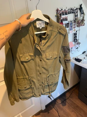 Jacka - Grön höst/vårjacka med snygga detaljer. Storlek L, men jag som S/M använder den som oversized fit 😇 Inga defekter, fint skick