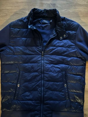 Marinblå cardiganjacka Polo Ralph Lauren - Marinblå cardiganjacka från Polo Ralph Lauren. Storlek M. Priset går att diskutera. Vid minsta fundering hör av dig!