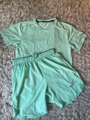 Nike - Snyggt löparset från Nike. Lätt t-shirt och bekväma shorts i mintgrönt. 
