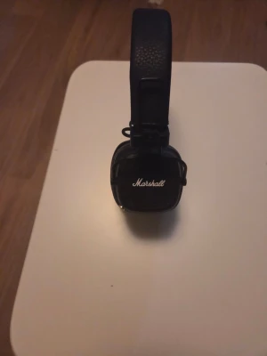Marshall svarta over-ear hörlurar - Snygga svarta over-ear hörlurar från Marshall med klassisk design. Hörlurarna har vadderad bygel och öronkuddar i konstläder samt robust metallram. Perfekta för dig som vill ha grymt ljud och stilren look.
