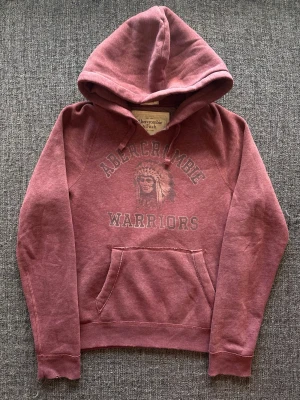 Abercrombie & fitch hoodie ~ 2000’s YK2 - Säljer nu denna sjukt snygga Abercrombie & Fitch hoodien | st M ~ 175–185cm | passar perfekt nu till kyligare dagar! Modellen produceras inte längre och är därav väldigt sällsynt, slitna detaljer. Kan även gå ner lite i pris vid snabb affär🍁🫶