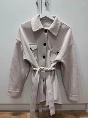 Ljusbeige overshirt med knytskärp - Skjortjacka. Passar XS-M