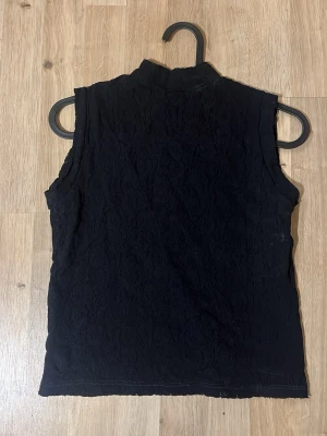 Svart ärmlös spetstopp med hög krage - Spetstopp köpt second hand men i bra skick, skriv vid frågor💞 