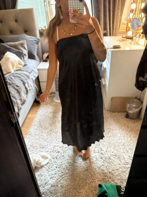 svart satinklänning - kommer sälja dessa på min live söndag 23/8, man kan även köpa de innan liven annars! skriv vid frågor💞 