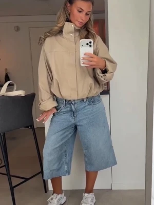 Ljusblåa loose jeansshorts - Jag är 165. Bra skick utan en svart fläck som är på kanten av byxan. Finns bild på sista. Köparen står för frakten 
