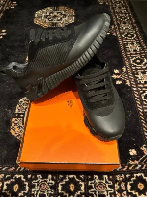 Svarta H skor ( runners/ bouncing sneakers ) - Säljer mina H skor köpta från vestaire collective. De är sparsamt använda, ända defekten är lite ” skav ” på insidan men som inte syns. Allting tillkommer, box, påse papper osv. Skriv om du undrar något! 