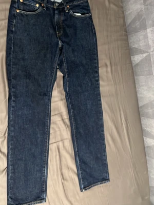 Levis jeans - Levis 514, waist 31 length 32, lite slitage på jeansen som man kan se på sista bilden men annars bra skick