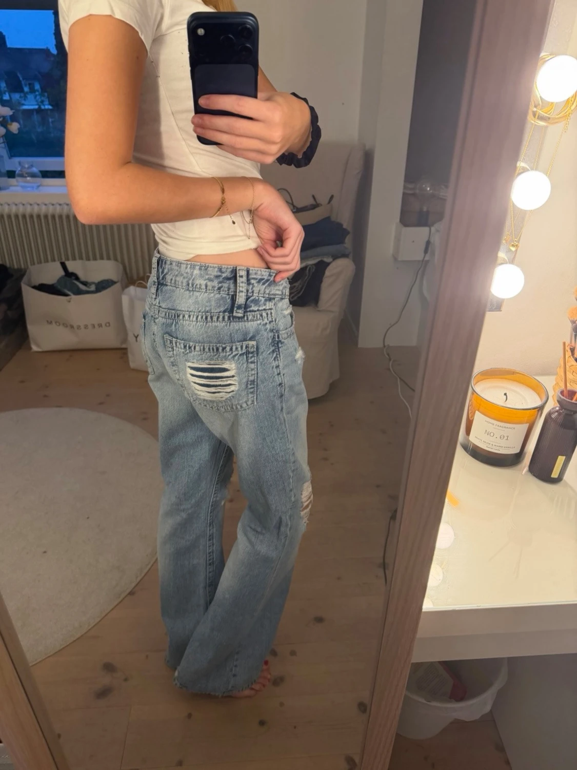 Ljusblå slitna raka jeans - 2