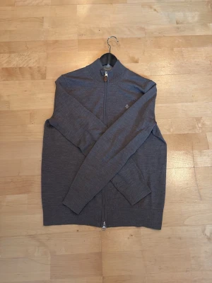 Morris zip Hoodie merinoull  - Fräsch Morris zip Hoodie. Den är Merinoull o otroligt snygg! Den är mörkgrön men kanske lite dåligt ljus på bilden. Storlek S och priset är inte hugget vid snabb affär så hör gärna av dig vid frågor!