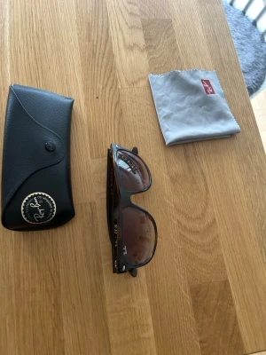 Ray ban boyfriend solglasögon  - Snygga Ray-Ban boyfriend solglasögon med brunmelerad båge och bruna tonade glas. Klassisk fyrkantig form och diskret Ray-Ban-logga på linsen. Kommer med originalfodral och putsduk. Perfekta för en cool och tidlös stil. Inga märkvärdiga defekter, har inte använt de mycket.💯🙌 Priset kan diskuteras