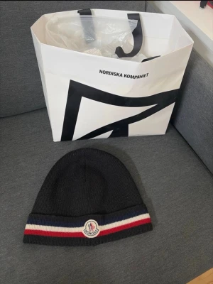 Moncler mössa - Hej! Säljer en moncler mössa i bra skick. Storlek one-size Äktehetsbevis finns. Hör av er för mer info 
