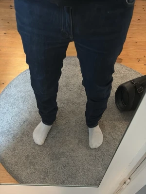 Mörkblå acne studios jeans - Mörkblå jeans från acne studios storlek är 31/32 hör av er vid frågor