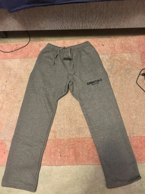 Essentials byxor - Säljer dessa snygga och bekväma essentials sweatpants i storlek M, använda bara några gånger så dem är i typ ny skick, dustbag ingår och även tags som jag sparade ifrån när jag köpte byxorna ifall man vill ha. Pris kan diskuteras!! Tveka inte att höra av dig vid frågor eller intresse!
