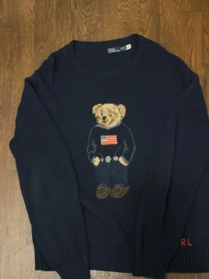 Polo bear sweatshirt  - En polobear sweatshirt med den amerikanska björnen. Använd ett par gånger men inga defekter. Skick 9/10. Priset är ej hugget i sten!!!
