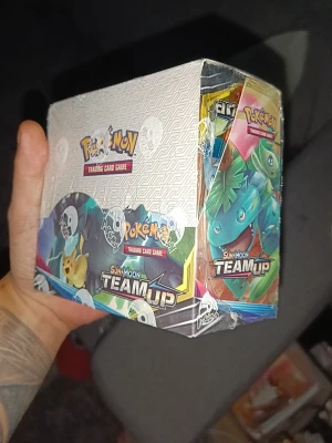 Pokémon Team Up OÖPPNAD med PLAST boosterbox värde ca: 120,000:- - Säljer en förseglad boosterbox från Pokémon TCG Sun & Moon Team Up. Boxen har färgglad design med Pikachu och Venusaur på framsidan. Perfekt för samlare eller dig som vill bygga din kortsamling. Språk: engelska. Som ni ser själv vad cbstgpt säger så säger han att dom säljs mellan 10,000 till nästan 15,000 U$ dollar och 15,000 dollar är i svenska kronor ungefär 150,000:- boxen är helt oöppnad och har till och med plasten kvar på hela boxen så den är HELT orörd.