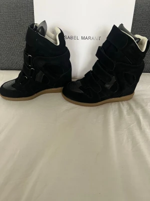 Isabel Marant skor  - Säljer min syrras isabel marant skor som är helt oanvända för de passar inte henne jag jag vet att dessa går för nästan 8000kr så mitt pris är 2999kr så riktigt bra alltså!😊🤝 storlek 37
