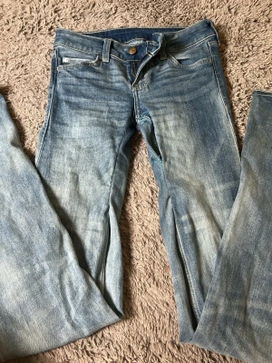 Ljusblå bootcut jeans Cheap Monday - dem är omsydda till lågmidjat men supersnygga, är nästan aldrig använda❤️
