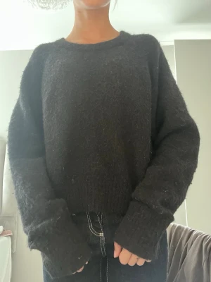 Stickad tröja - Stickad tröja från Carin Wester. Den har deffekter men ändå väldigt fint stickad