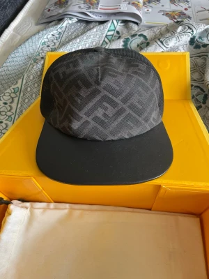 Fendi keps med mesh - ✅Sparsamtanvänt.         ✅Dustbag✅Låda✅Påse.                                              ‼️Synlig Defekt På Lådan Och Påsen‼️.                   Kan skickas samma dag🫡Ganska sällsyn keps