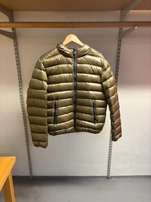 Colmar Jacka  - Hej! Säljer nu min jacka från märket Colmar, storlek 50/M, bra skick, hör av dig om du har frågor eller funderingar kring jackan :) 