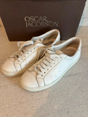 Jättefina Oscar Jacobson skor 41 - Sjukt snygga populära och eftertraktade Oscar Jacobson skor av högsta kvalité storlek 41 säljes. Väldigt sköna och perfekta för sig som vill ha prisvärda skor. Jättefina i skicket och tveka inte vid minsta fråga eller fundering!