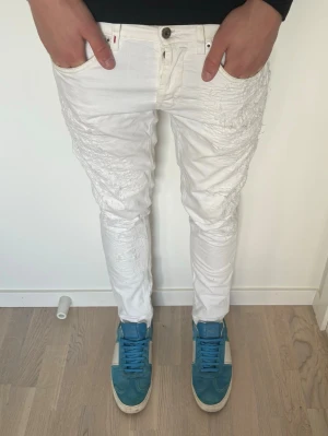 Dondup jeans  - Dondup jeans | Storlek 34 | Bra skick | Modell: George | Slitningar är original | Lite gula på vissa ställen