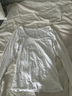Basic tajt tröja  - Säljer denna vita basic men fina tröjan ifrån h&m. Sitter tajt. Inte genomskinlig alls. Typ aldrig använd!