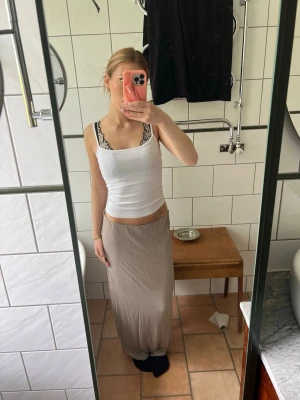 Långkjol - Beige långkjol i bekvämt material!