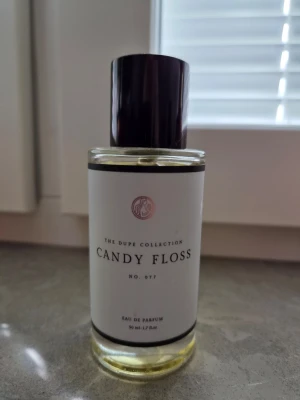 Candy Floss Eau de Parfum 50 ml - Endast testad! Varm och söt doft som passar till höst/vinter, påminner mycket om Billie Eilish no.1! Säljer pga har hittat andra parfymer som passar mig bättre