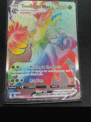 Pokémonkort Trevenant VMAX Secret Rare - Säljer ett Pokémonkort: Trevenant VMAX Secret Rare 206/203 med holografisk yta. Kortet har färgstark design med glittereffekt och är perfekt för samlare eller Pokémon-fans. Kortet är officiellt från Pokémon TCG och har engelskt tryck.