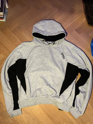 Mertra hoodie - Använd några ggr men annars i gott skick. Först till kvarn och kan gå ner i pris vid snabb affär.