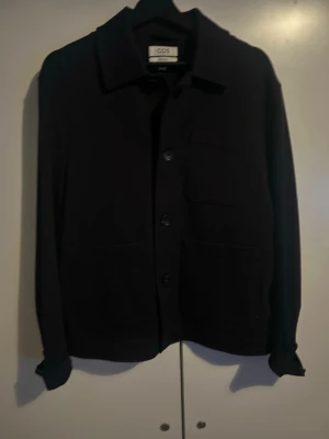 COS overshirt - Aldrig använd gott skick passar mig som är 182 och 75kg. Nypris 1699:-
