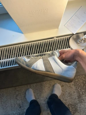 Maison Margiela Gats Äkta med Kvitto - Maison Margiela Gats. Defekter syns på bilder, utöver det så är skicket bra och skorna fungerar väl att användas. Köpta i Aarhus, kvitto finns och medföljer. Hör av er vid frågor!