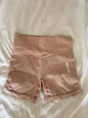 Gymshark shorts - Fina rosa short från Gymshark Camo collection. Färgen är ”dusty pink”. Storlek Xs. Har lite kamouflage mönster som syns på bilderna. 