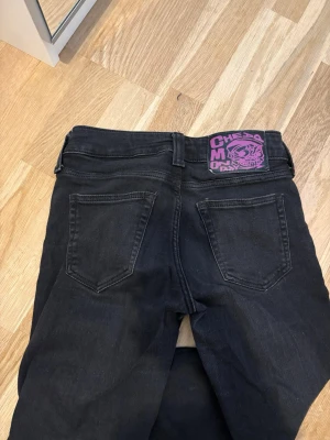 Svarta cheap Monday jeans - Svarta cheap monday jeans i storlek 26/30. De är tyvärr lite missfärgade och trasiga, se bild!💕