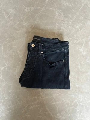 Abrand jeans  - Säljer nu dessa snygga abrand jeans i strlk W28/L32. Byxorna är i mycket bra skick och knappt använda. Byxorna har någon liten vit fläck på benet men går nog bort i tvätten. Men inget som syns jättemycket. Priset är 300kr men vid snabb affär kan jag gå ner i pris! Vid frågor skriv 
