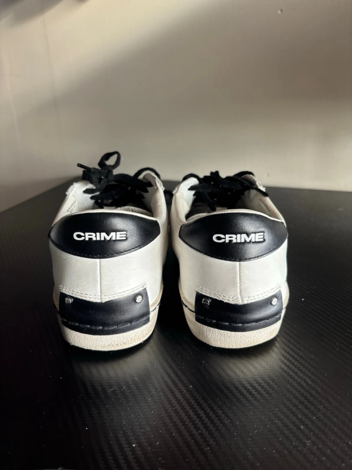 Vita Crime London sneakers med svarta detaljer - 1