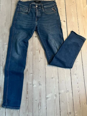 Replay Anbass  - Riktigt schysta Replay anbass till ett pangpris! Använda med kärlek och till ett otroligt pris, sitter som en smäck!   Säljs i st 30/32