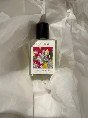 The 7 Virtues Lotus Pear Eau de Parfum – 50 ml - Fräsch, fruktig och blommig doft med en lätt sötma. 🍐🌸 Öppnar med saftigt päron och persika, följt av ett blommigt hjärta med lotus, gardenia, jasmin, ros och apelsinblomma. Basen innehåller geranium. Resultatet är en frisk, feminin och lite sprudlande doft som passar särskilt fint vår och sommar.   50 ml – ca 60–65 % kvar, se bilder för aktuell nivå. Säljs utan originalkartong.