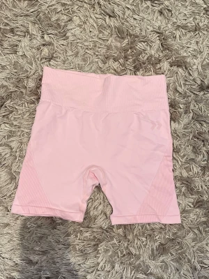 Rosa träningsshorts  - Rosa träningsshorts från Lager157. De är i fint skick men har små fläckar där bak, det syns dock inte så mycket.💞 