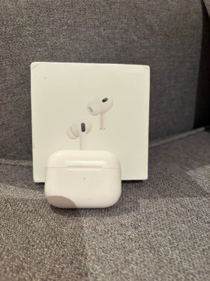 AirPods Pro 2nd gen (2022) - Använda airpods men i fungerande skick. Det krävs en gammal iphone laddare till dessa då det är en lite äldre modell. (Lightning cord)