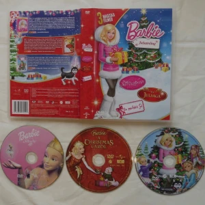 SÖKER!! Barbie DVD-filmer - SÖKER!! Samling med Barbie DVD-filmer, inklusive titlar som 'Barbie Julaftonsaga', 'Barbie och de Rosa Balettskorna' och 'Barbie Älvornas hemlighet'. Omslagen är färgglada med illustrationer av Barbie i olika teman, och skivorna har tryckta motiv från filmerna. 