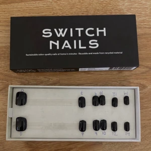 Switch Nails Blackout Square Extra Short - Switch Nails Blackout Square Extra Short. Storlekar: 0*2 7*2 9*2  10*2 12*2 14*2  Helt nya och oanvända.  Kartong medföljer, men utan tillbehör.