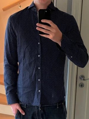 Stenströms Skjorta  - Sofistikerad skjorta från Stenströms i toppskick! Otroligt skönt material och mycket behaglig passform samt väldigt stilren. I Slimline storlek 40!