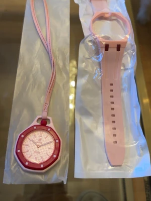 Rosa/ Cherry Klocka  - Unik Rosa/ Cherry klocka. Kommer med gummi armband och Lanyard. Finns flera färger. Frakt 1-3 dagar. 
