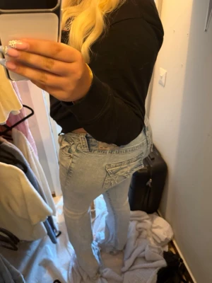 true religion jeans  - rensar ut min garderob! säljer allt till ett billigt pris som går att diskutera. allt som säljs är i nyskick. Dessa jeans är o storlek W29