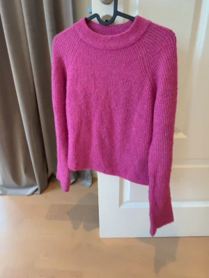 Rosa stickad tröja med rund hals - Säljer denna stickad rosa tröja då den knappt kommer till använd för mig längre! Den är lite nopprig, hör av er om ni vill ha mer bilder! Storlek Xs💞