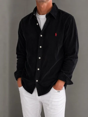 Svart manchesterskjorta från Ralph Lauren - Säljer denna Ralph Lauren-skjorta. Modellen är 183 cm lång och väger 76 kg. Skriv gärna för fler bilder eller mått!